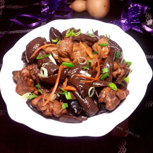 美味的鸡腿肉炖红蘑