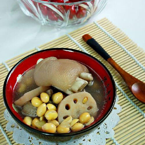 美味的花生黄豆莲藕炖猪蹄