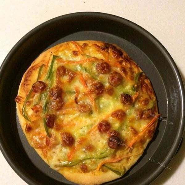 美味的香菇烤肠比萨 