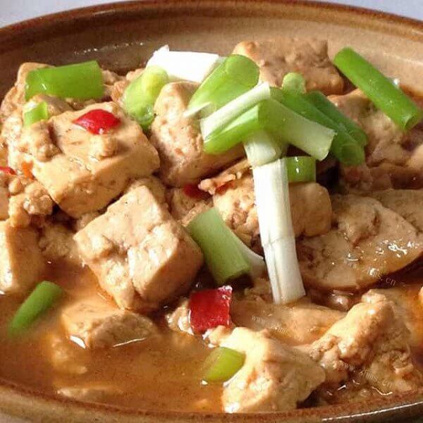 美味的芹菜叶炖豆腐