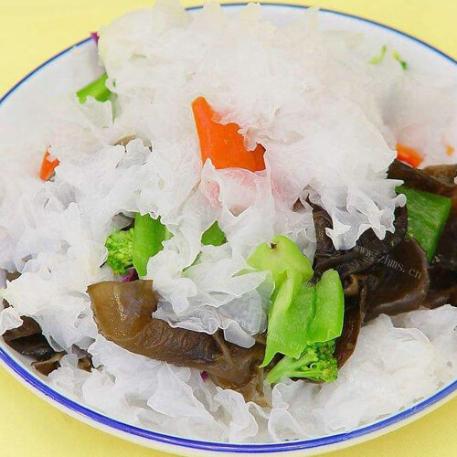 好吃的秋葵拌银耳