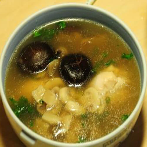 家常的草菇煲鸡汤