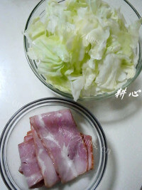 祛寒开胃培根炒椰菜做法图解1)