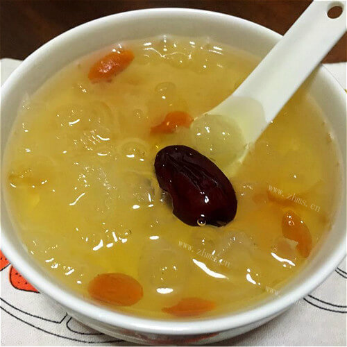 美味的银耳桃胶红枣羹