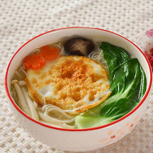 美味可口的煎蛋米线