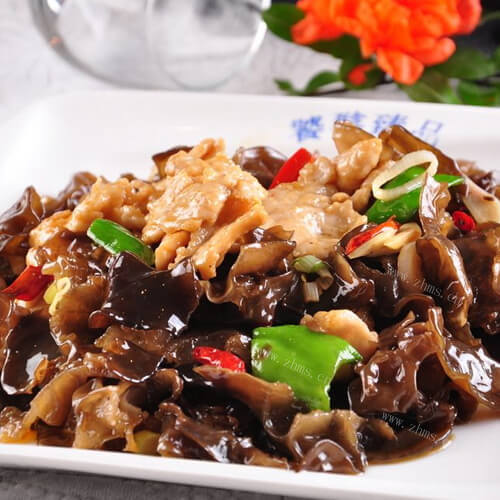 美味的木耳竹芛炒肉