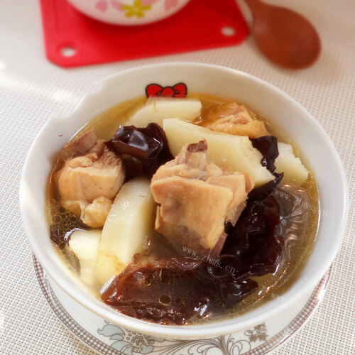 美味的淮山炖鸡汤