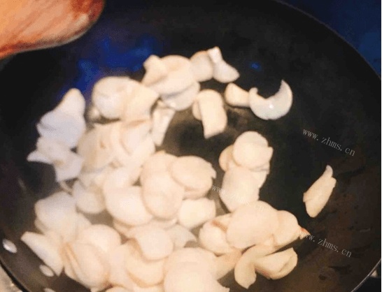 好吃的腊八蒜杏鲍菇炒腊肠做法图解2)