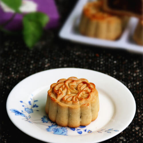美味的松仁细沙月饼