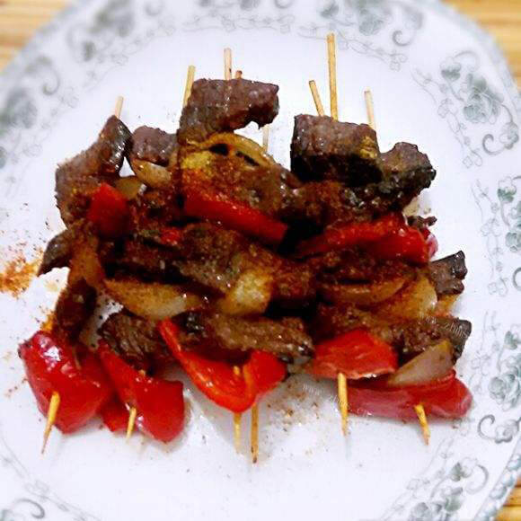 美味的彩椒洋葱牛肉串 