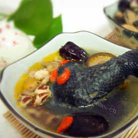 滋补的红枣薏米乌鸡汤