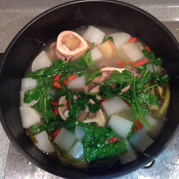 美味的萝卜豆腐牛骨髓汤