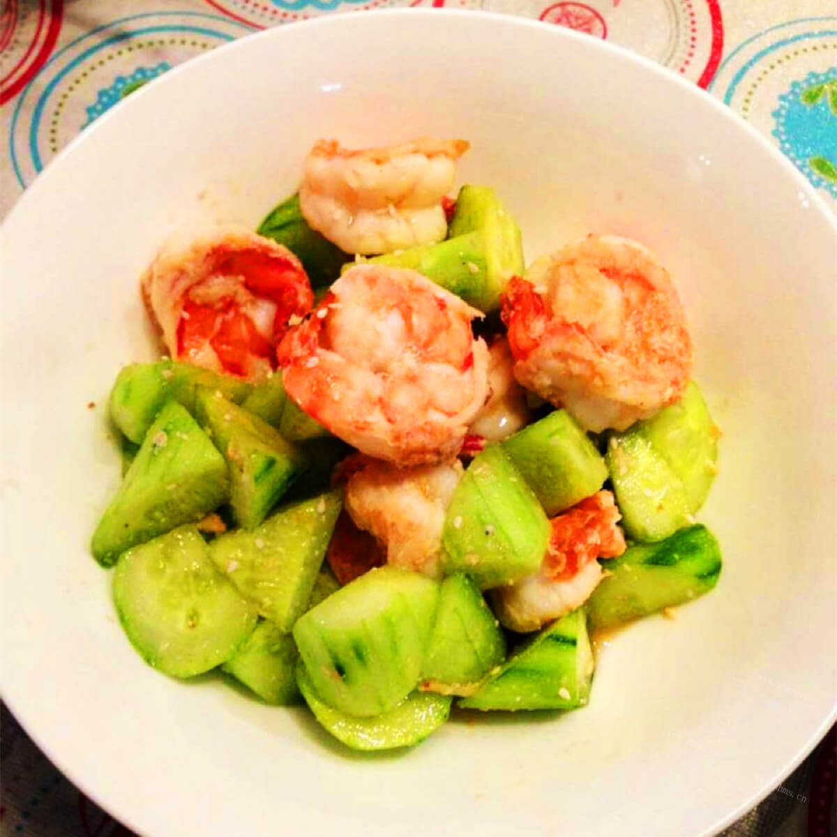 美味的甜虾鸡蛋拌青瓜