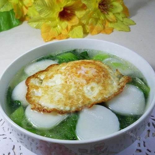 清淡的鸡蛋青菜年糕汤
