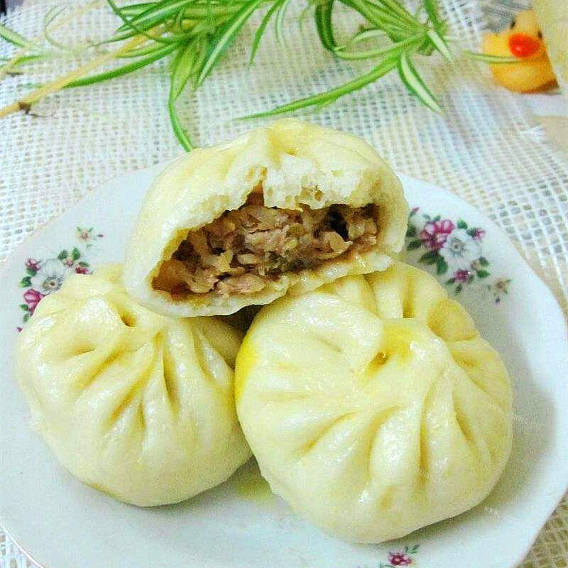 美味的泡椒酸菜鲜肉包