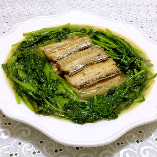 好吃的刀鱼炖茼蒿