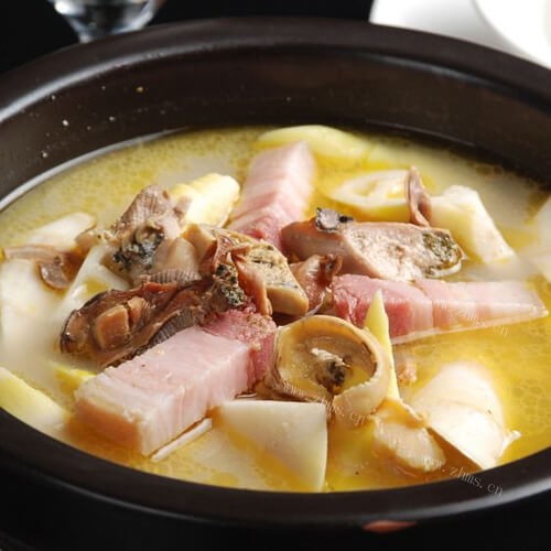美味的春笋肉丸豆腐汤