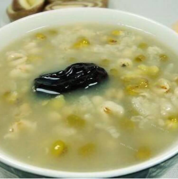 清爽的绿豆红枣大小米粥
