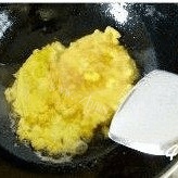 家常菜笋尖臭豆腐炒蛋做法图解2)