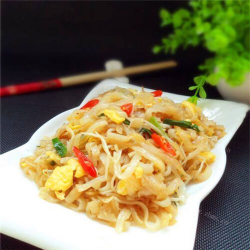 美味的银牙鸡蛋炒河粉