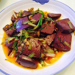 美味的青蒜炒羊血