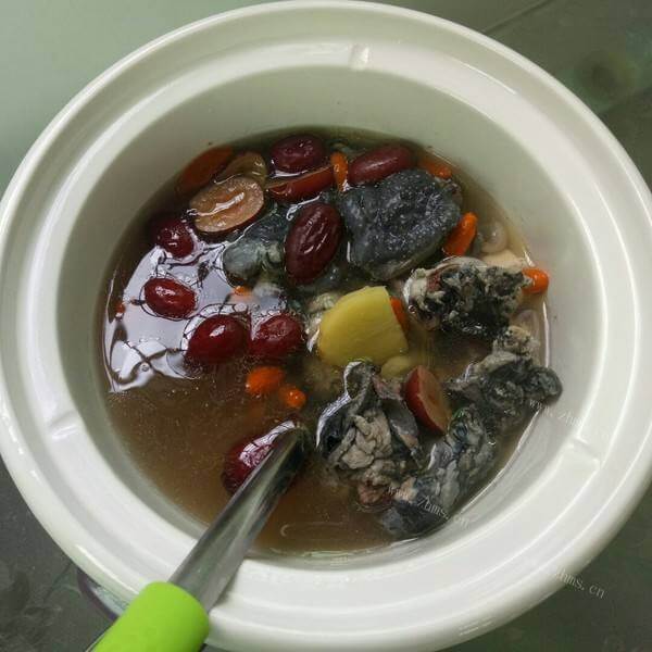 美味的炖乌鸡