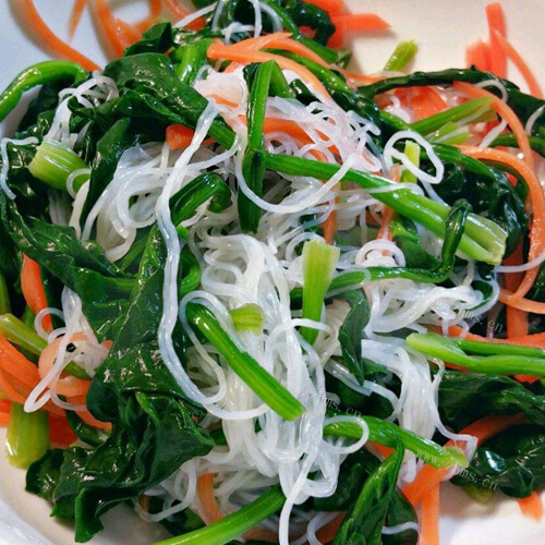 夏季美食胡罗卜菠菜拌粉丝