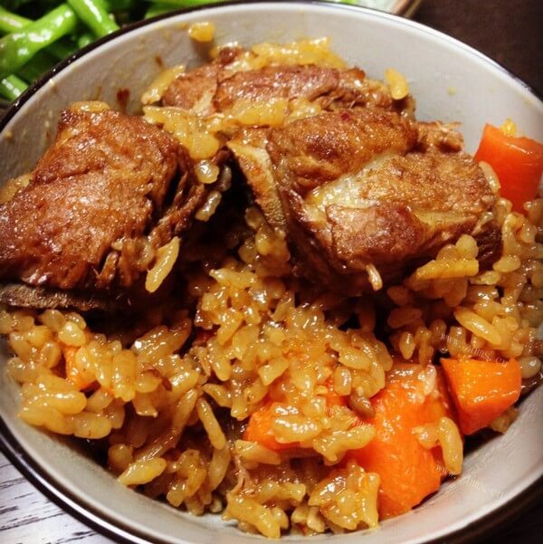 美味可口的排骨闷饭