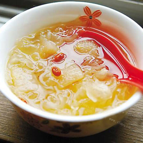 美味的桃胶银耳炖雪蛤