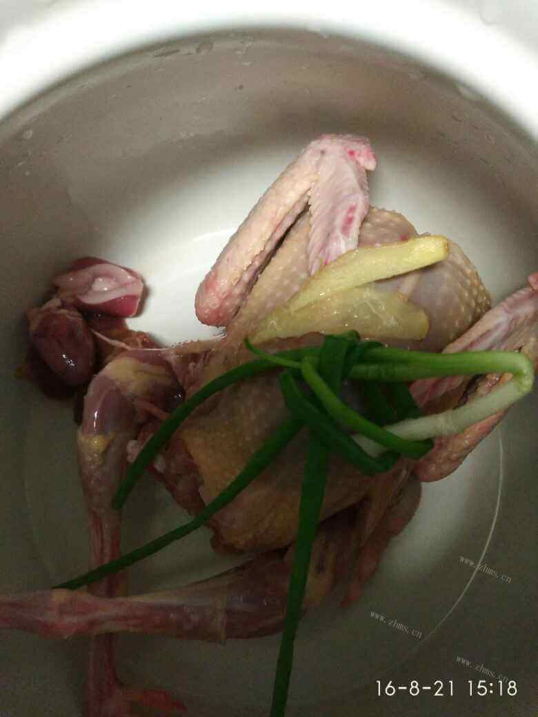好吃的鸽子香菇肉丸汤做法图解3)