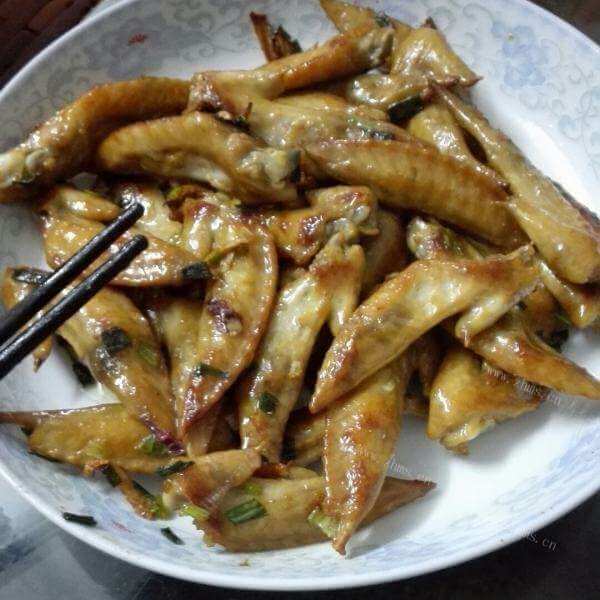 美味的腐竹焖鸡翼尖