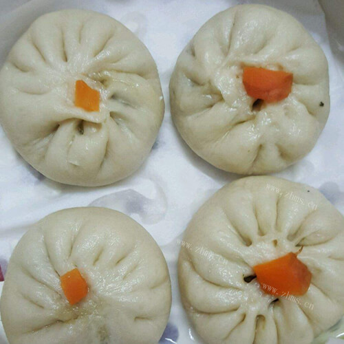 美味的胡萝卜卤肉包子