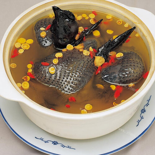 美味的药膳乌鸡煲