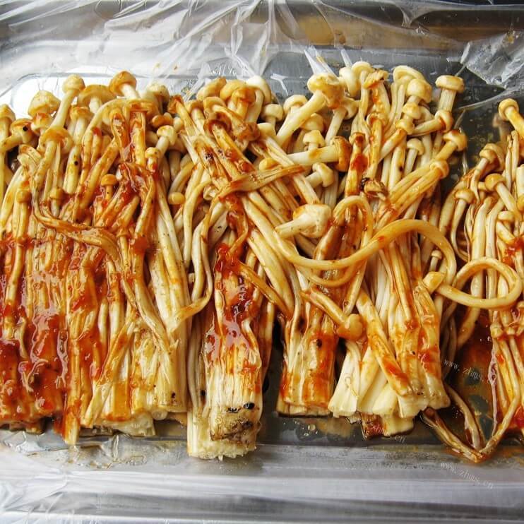 金黄的香烤甜辣金针菇