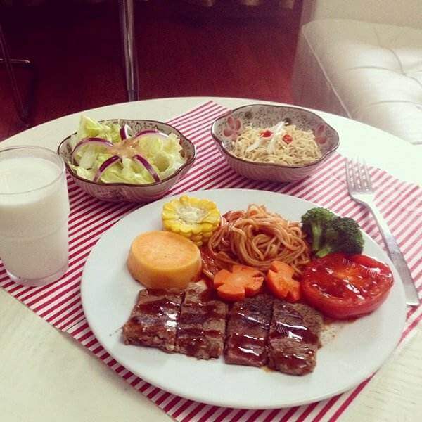 美味黑椒沙拉牛排饭