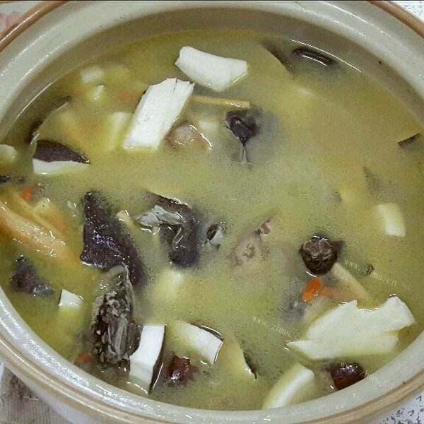 养胃的红枣银耳煲鸡汤