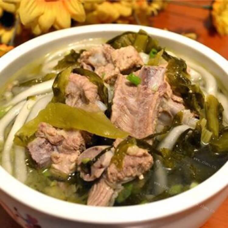 营养的酸菜煲尾椎骨汤