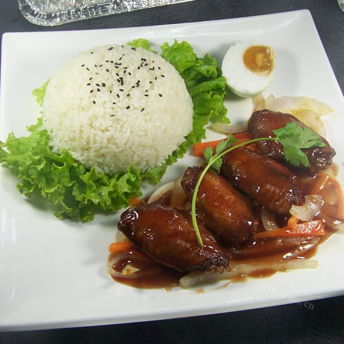 美味的鸡翅蒸糯米饭