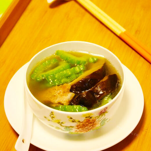 美味的苦瓜香菇排骨汤