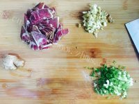 美味的腊肉土豆汤做法图解2)