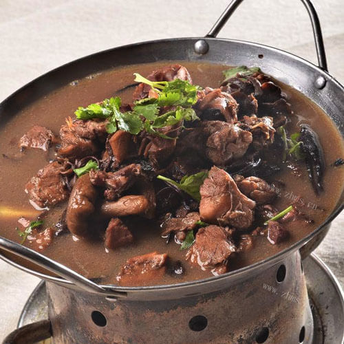 八珍玉食的蒸汽鸡肉杂菇火锅