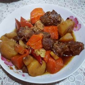 美味的胡萝卜土豆炖羊肉卷