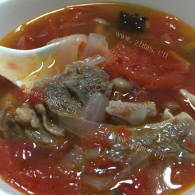 美味的珐琅锅西红柿牛楠汤 