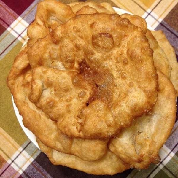 美味的韭菜鸡蛋馅油饼