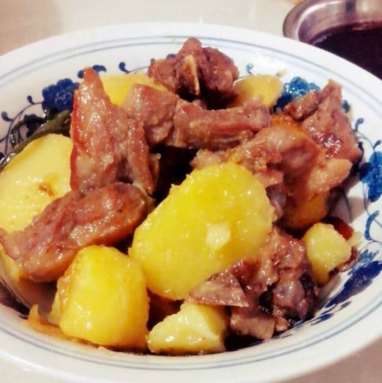 营养丰富的红烧鸭腿炖土豆