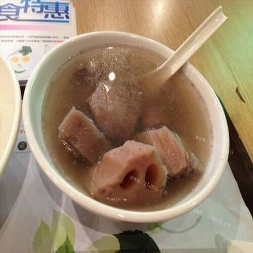 美味的鸭血莲藕汤