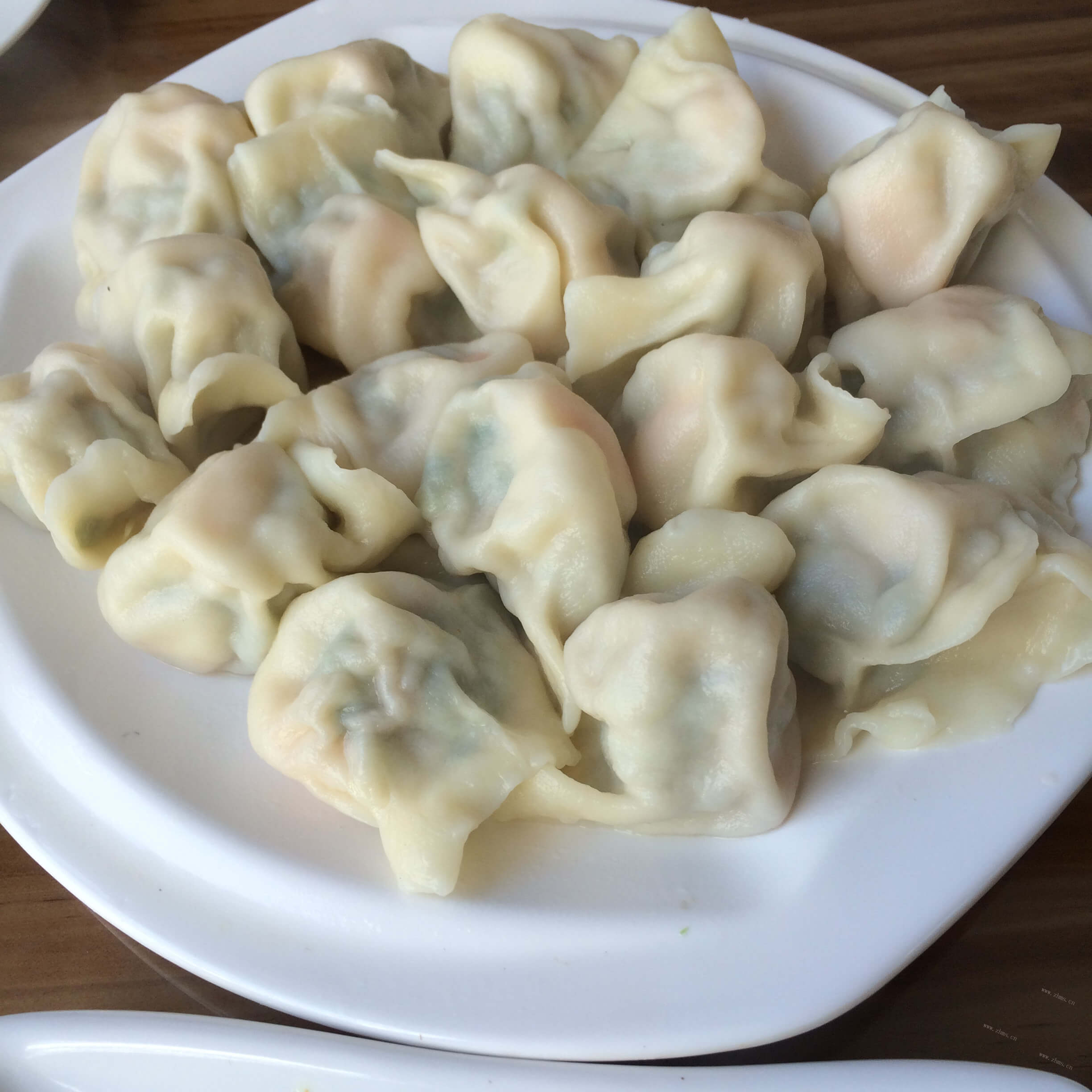 美味的胡萝卜鸡蛋木耳馅水饺