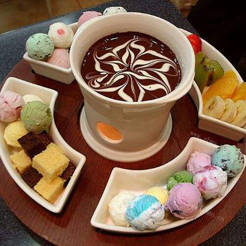 美味的甜蜜缤纷巧克力锅
