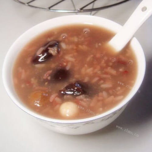 家常的红糖红枣粥