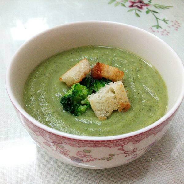 美味的豌豆西兰花奶酪浓汤